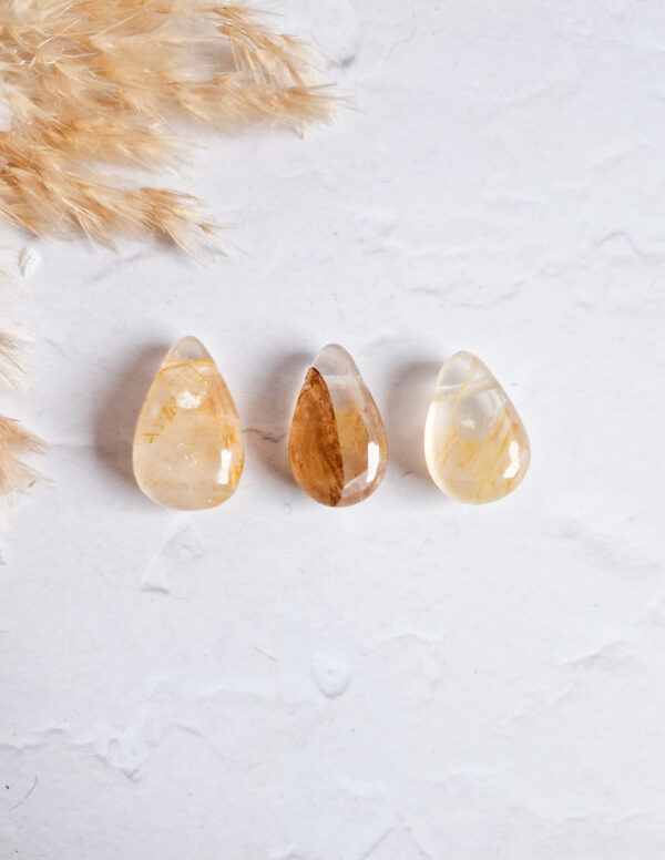 Golden healer doorboorde hanger