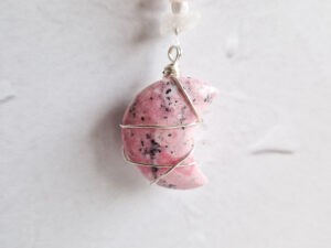 handgemaakte wandhanger met rozenkwarts, bergkristal, rhodochrosiet