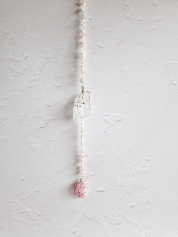 handgemaakte wandhanger met rozenkwarts, bergkristal, rhodochrosiet