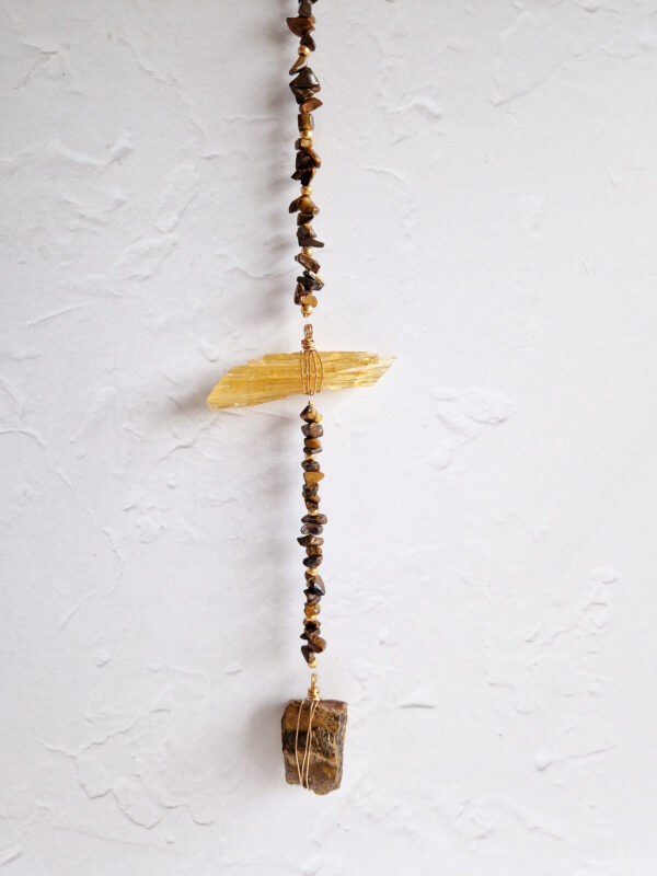 Handgemaakte wandhanger met tijgeroog en calciet