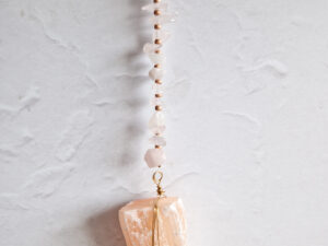 wandhanger met seleniet en rozenkwarts