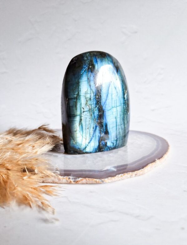 labradoriet sculptuur blauwe flash