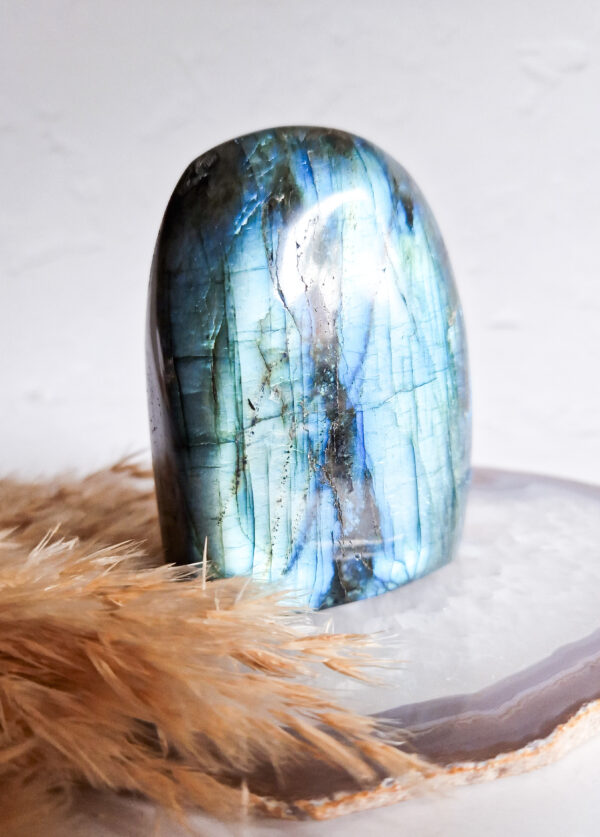 labradoriet sculptuur blauwe flash