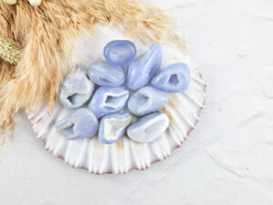 blue lace chalcedoon trommelstenen met druzy