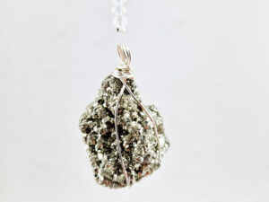 Handmade wandhanger met pyriet en bergkristal #1