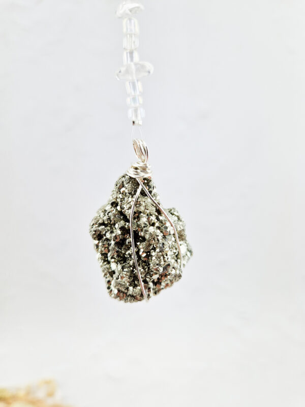 Handmade wandhanger met pyriet en bergkristal #1