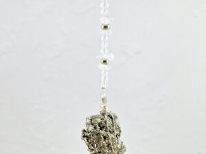 Handmade wandhanger met pyriet en bergkristal