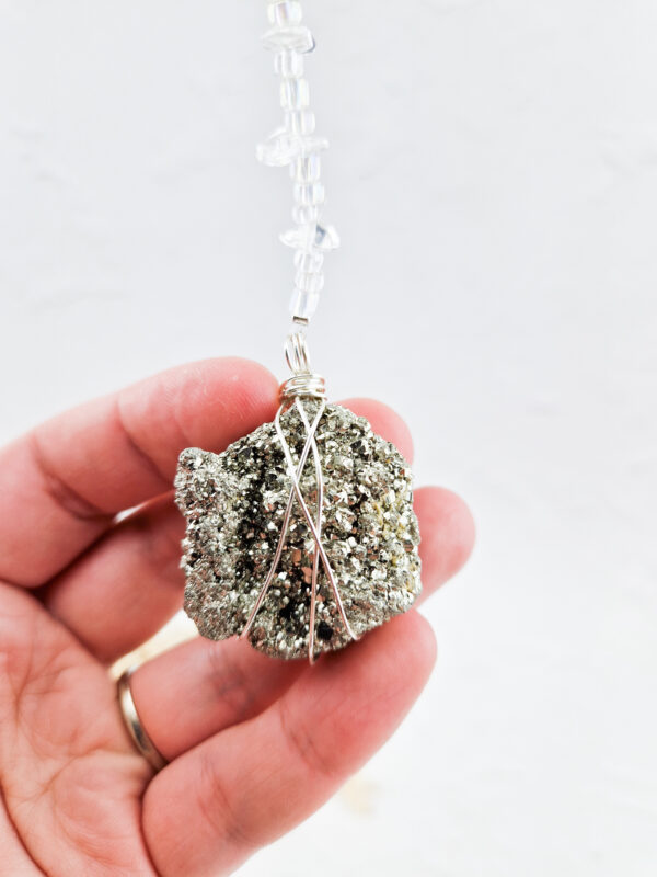 Handmade wandhanger met pyriet en bergkristal #1