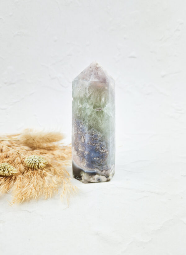 Prasioliet (groene amethist) met bloemagaat toren