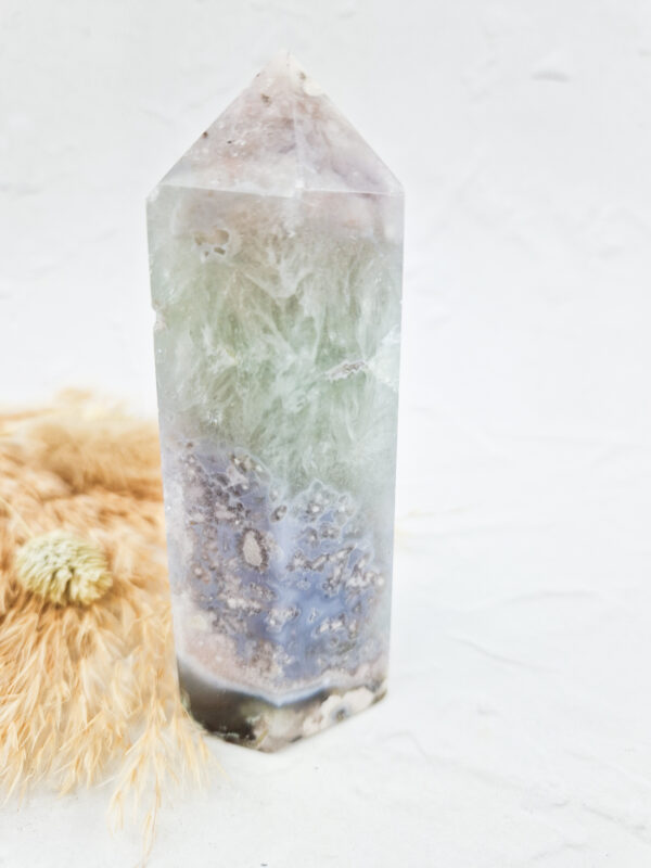 Prasioliet (groene amethist) met bloemagaat toren