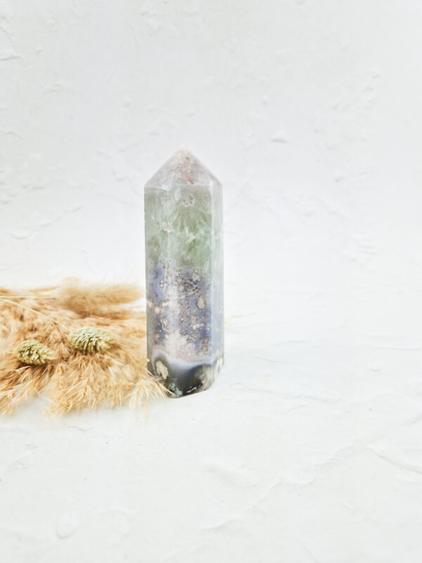 Prasioliet (groene amethist) met bloemagaat toren