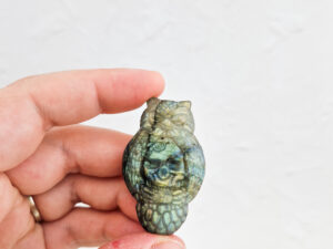 Labradoriet carving skull+uil #1