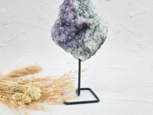 Amethist cluster op standaard