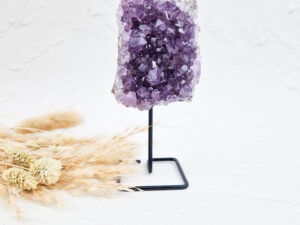Amethist cluster op standaard