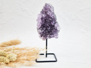 Amethist cluster op standaard