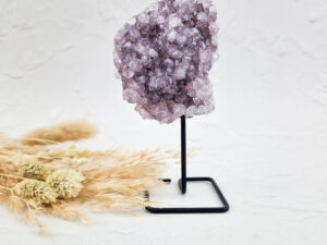 Amethist cluster op standaard