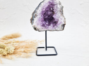 Amethist cluster op standaard