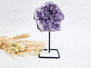 Amethist cluster op standaard