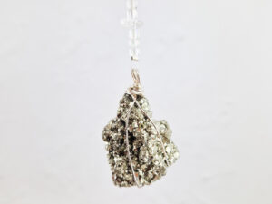 Handmade wandhanger met pyriet en bergkristal