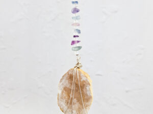 Handmade wandhanger met kwartsgeode en fluoriet