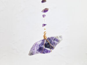 Handmade wandhanger met ruwe amethist