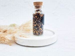 Flesje met stenen (tijgeroog)