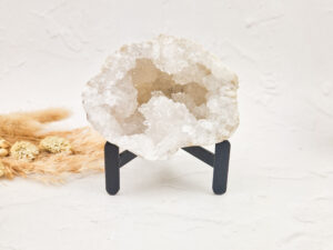 Kwarts geode op standaard