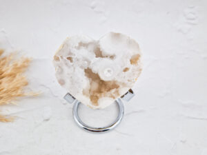 Kwarts geode hart op standaard