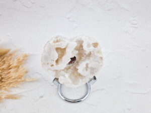 Kwarts geode hart op standaard