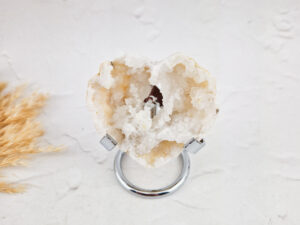 Kwarts geode hart op standaard