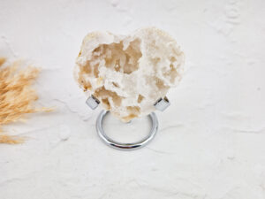 Kwarts geode hart op standaard