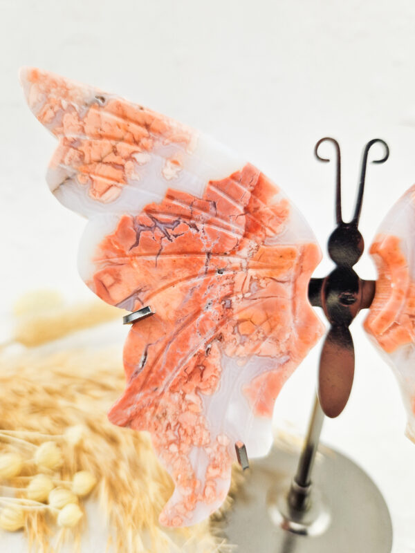Roze agaat vlinder op standaard (candy cane agaat)