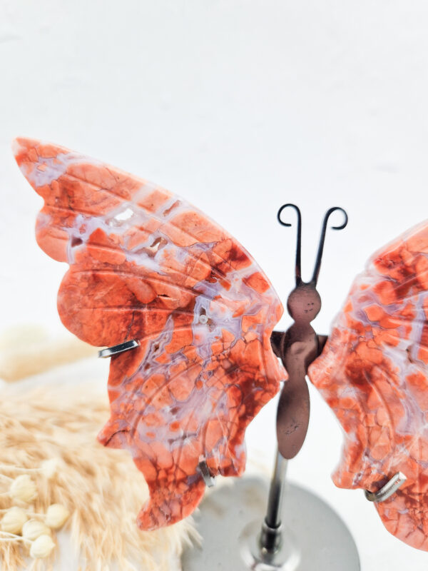 Roze agaat vlinder op standaard (candy cane agaat)