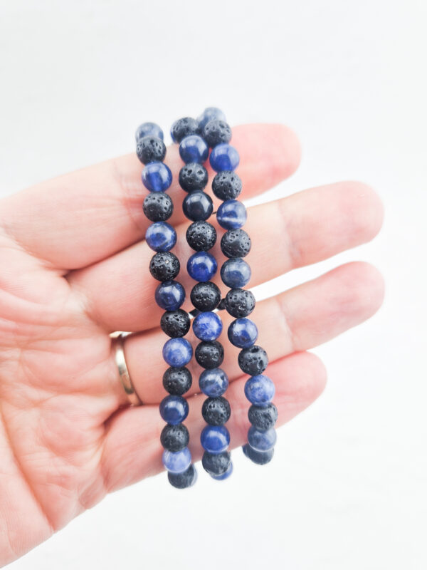 Lavasteen + sodaliet armband 6mm