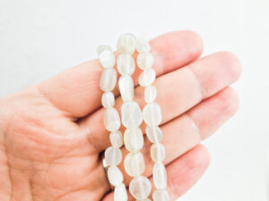 Witte maansteen trommelsteen armband