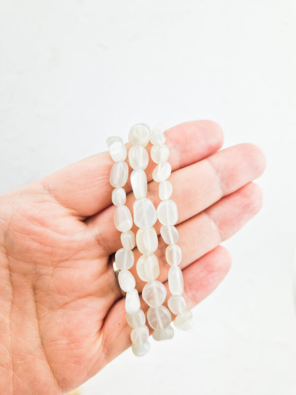 Witte maansteen trommelsteen armband
