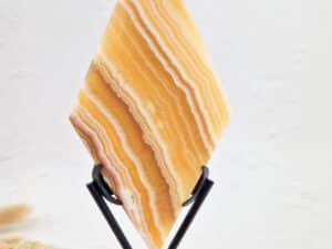 Gele calciet rhombus / ruit op standaard