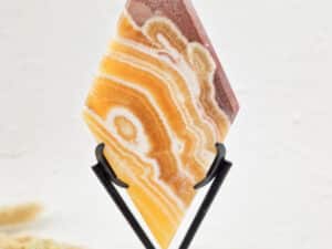 Gele calciet rhombus / ruit op standaard
