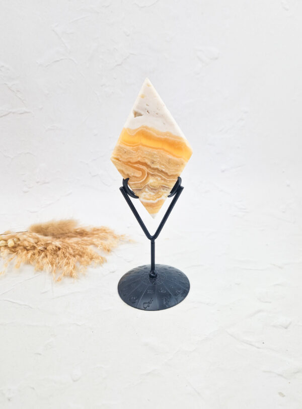 Gele calciet rhombus / ruit op standaard