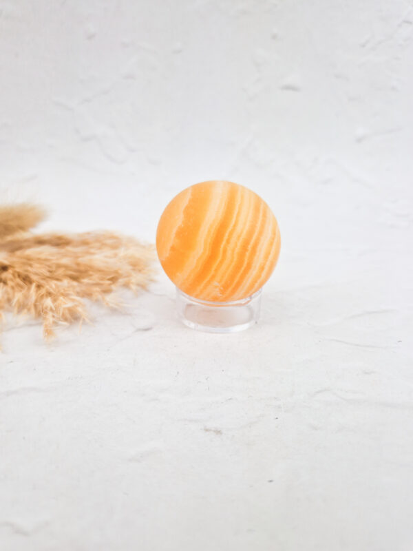 Gele calciet bol