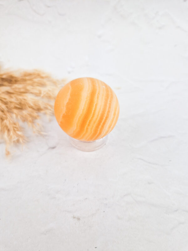 Gele calciet bol