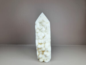 Witte calciet toren