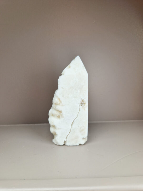 Witte calciet toren