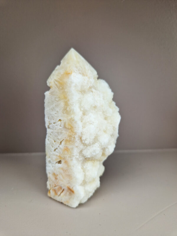 Witte calciet toren