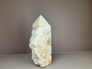 Witte calciet toren