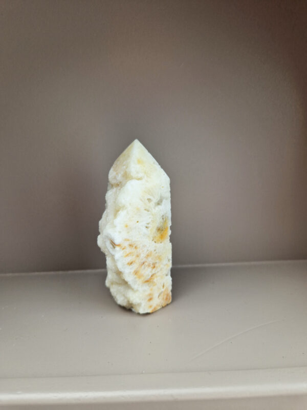 Witte calciet toren
