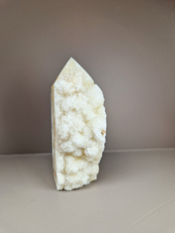 Witte calciet toren