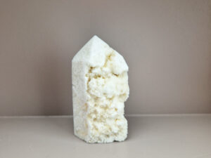 Witte calciet toren