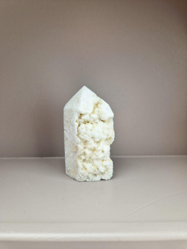 Witte calciet toren