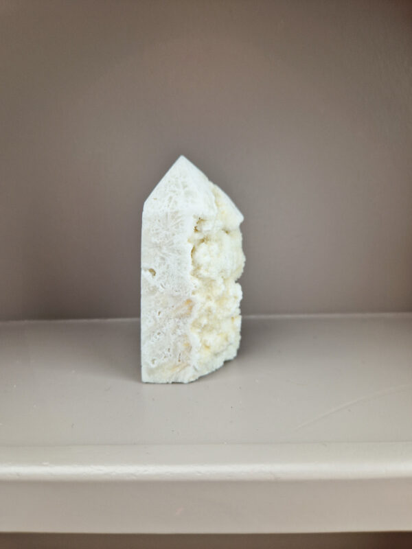 Witte calciet toren